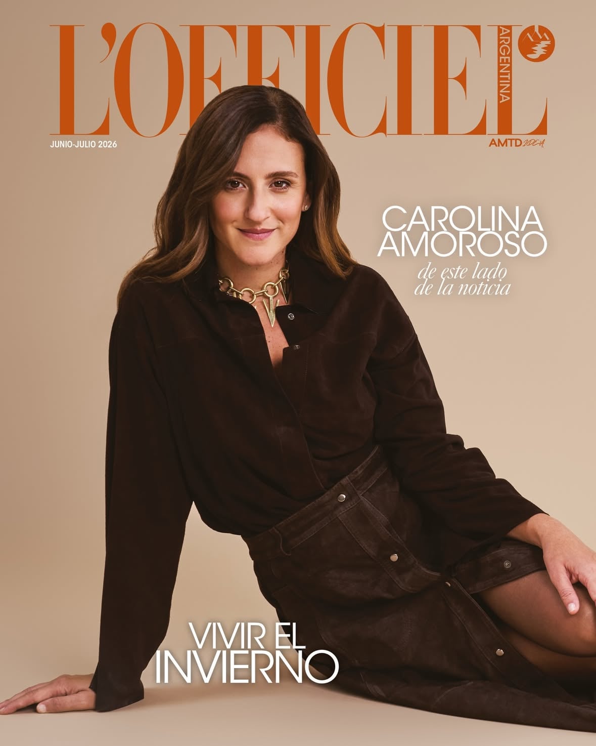#LlegóLOfficiel cc @amorosocaro“Más allá de que hago mucha conducción y trabajo en estudio, para mí el periodismo es territorialidad. Y eso se me hizo muy claro cuando, en 2015, en La Nación, el diario en el que me formé como periodista, me mandaron a cubrir al Chaco la muerte de un chiquito por desnutrición y tuberculosis. Cuando vi cómo abrazaba esa gente nuestra llegada, sentí que el periodismo tiene aún más sentido cuando está en los lugares en los que nadie está. Toda esa cobertura me despertó una furia incontenible, pero también un sentido de propósito. Ahí entendí que el periodismo es estar donde otros no están, incluso, donde otros huyen”, sostiene. En TN alcanzó coberturas internacionales relevantes y, los viajes a Venezuela y Ucrania por ejemplo, le permitieron seguir proyectando su labor. “Las historias son el corazón de lo que me mueve para trabajar, que es la denuncia, la visibilización, y hasta la inspiración que viene con muchos de estos relatos dolorosos. Antes me daba mucha vergüenza mi sensibilidad, creía que me hacía ver frágil, pero ahora creo que es una de mis potencias, que se convirtió en el corazón de lo que hago y lo que soy en todos los aspectos”.Entrevista: @mercedesfunes. Fotografías: @german.romani. Estilismo: @jorgeoleon. Asistente de fotografía: @tatapedrazzini. Asistente de estilismo: @luchisolari. Maquillaje: Joa Frannci para @n____iche. Peinado: Martina Bentacur para @n____iche.L’Officiel Argentina presente en todas las plataformas. Tu revista favorita en una experiencia integral. Este fin de semana en kioscos y próximamente en su versión digital a través de la plataforma Zinio. by @lofficielarg