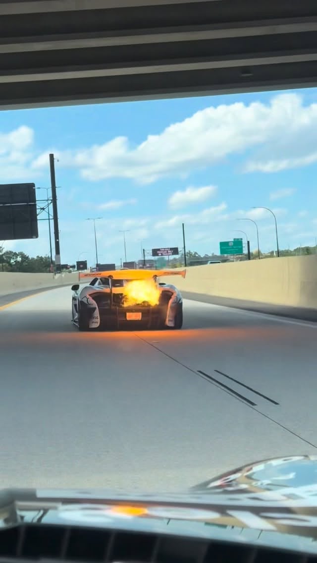 Como cuando vas rodando con @dailydrivenexotics en el @gumball3000 y descubres que su McLaren es un dragón 🐉 you guys are insane 🔥 @damonfryer @dave_dde by @dave_dde
