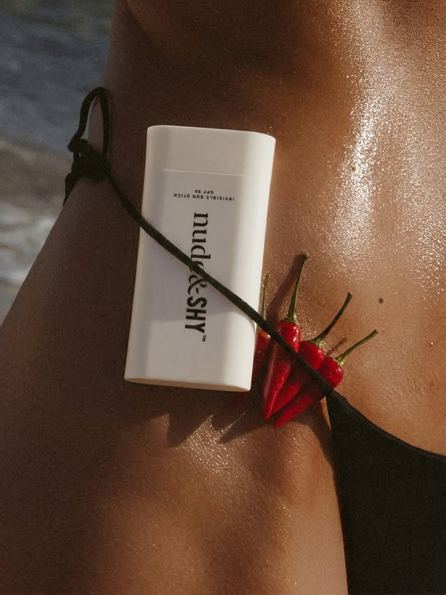 Don’t be shy. Reapply your SPF!Svaki dobar letnji look zapravo počinje negovanom kožom.Jer nije u fokusu samo preplanuli ten, već koža koja je zaštićena i u ravnoteži sa suncem.Invisible Sun Stick SPF 50 postaje deo vaše rutine kroz način na koji koža izgleda tokom dana.Neprimetan na licu i dovoljno kompaktan da stane u svaki džep, torbicu ili neseser i bude uz vas kad god je potrebno ponoviti zaštitu.nude&rude x The ShyGuy kolaboracija izlazi u ponedeljak, 8.6.#nudeandSHY by @nudeandrude_