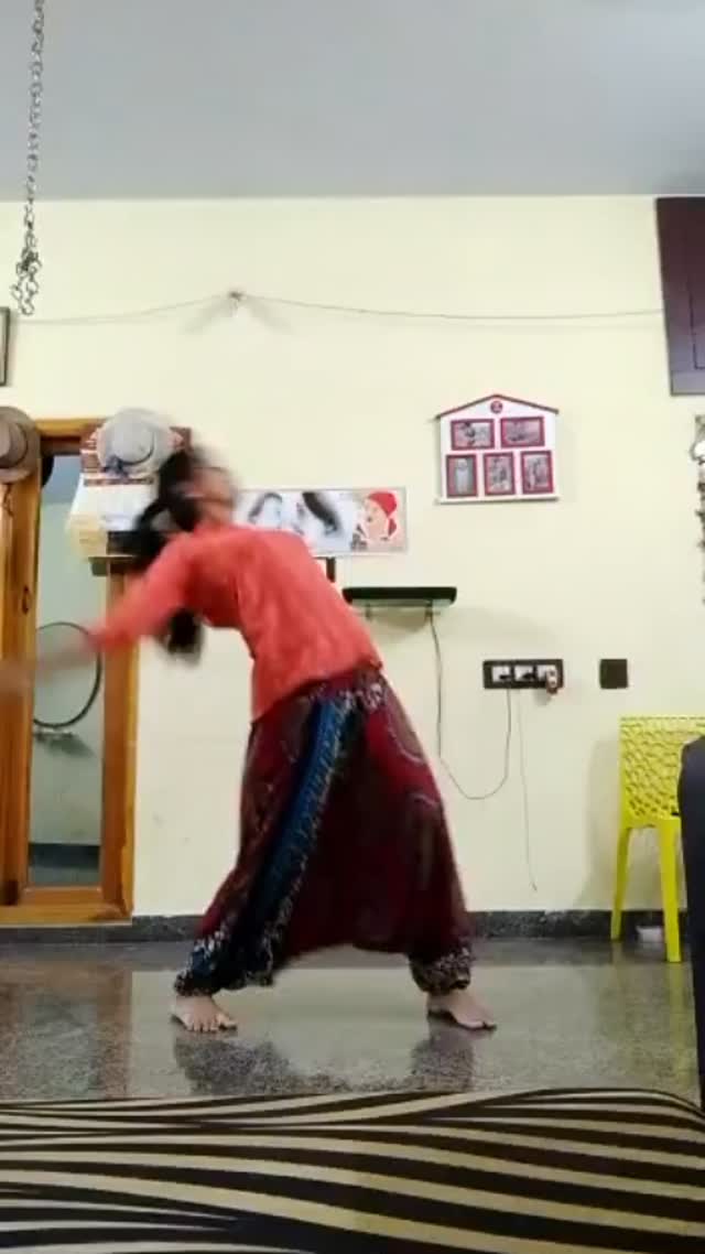 My old dance video …dance naaa romba pudikum🤭😝nalla iruka friends solunga#dancing #helanloveu14 #pondicheryqueen #dancereels #myfriends by @helanloveu14