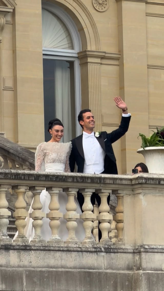 Elisa Zarzur (@elisazarzur) e Alexandre Negrão (@alexandresnegrao) celebram casamento em castelo francês. 
O casal reuniu 300 convidados no Château de Ferrières, há 40 minutos de Paris, após cerimônia na imponente La Madeleine, um dos principais pontos turísticos da cidade - que se manteve aberta ao público para que turistas e a comunidade pudessem assistir à cerimônia.

Para o grande dia, Elisa escolheu vestido exclusivo de alta-costura da @dior, desenvolvido especialmente para a ocasião, e jóias @tiffanyandco, da qual Elisa é “Friend of the House”. O noivo, Alexandre Negrão, vestiu uma criação sob medida desenvolvido por Bruno Colella (@brunocolella) do atelier brasileiro BRNC (@brncalfaiataria). 

🎥: Divulgação
