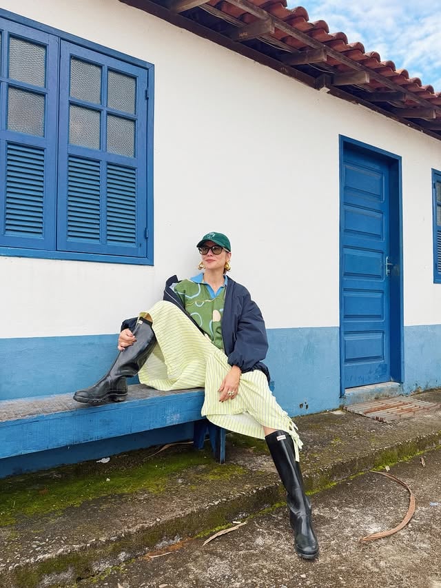 Dump do feriado na roça e um lookinho já em clima de Copa. Bora 🇧🇷Camisa do drop Brasil @calmasaopaulo (tem 10% off usando meu cupom CALMAJO)Calça @martins__________ Óculos @zerezes (que também tem cupom de desconto: EZ-JOANNA )Casaco @ganni Anéis que ganhei de dia das mães com as iniciais dos filhotes @mira.estudio Boné @virtuosovinho by @mourajo
