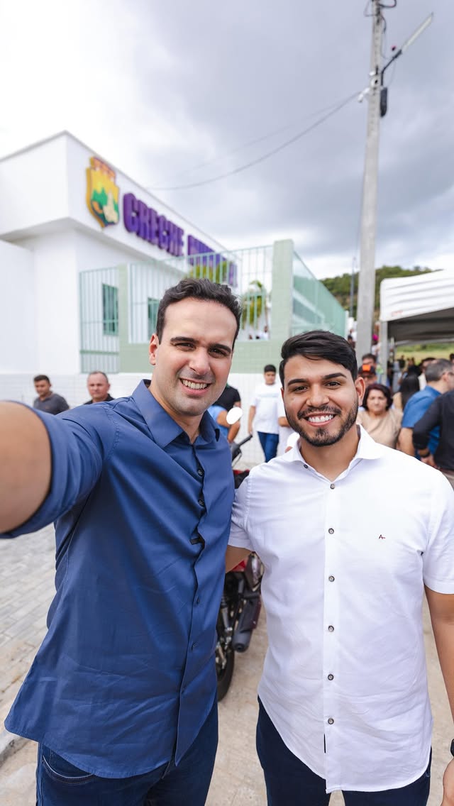 Registro especial da visita à Creche Maria Isabel Guedes Garcia, ao lado do prefeito de Vista Serrana, @emmanuelvsdias. É o nosso governo trabalhando pra entregar um ambiente seguro e moderno para o aprendizado dos nossos alunos. Pra frente, sempre!

#prafrente #vistaserrana #sertão