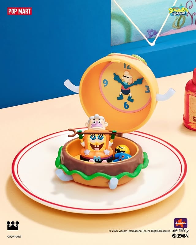 🍔✨ เปิดกล่องมาแล้วคุ้นตาแบบแปลก ๆ แต่ก็วุ่นวายในแบบที่ใช่… เพราะนี่คือโลกของ SpongeBob นั่นเอง! 💛🌊จากเมนูขายดีแห่งร้าน Krusty Krab สู่คอลเลกชันสุดคิวท์ที่ซ่อนเรื่องราวและตัวละครขวัญใจไว้ใน Krabby Patty แต่ละชิ้น ไม่ว่าจะเป็น SpongeBob, Patrick, Mr. Krabs หรือโมเมนต์สุดป่วนที่แฟน ๆ เห็นแล้วต้องยิ้มตาม 🍔🪼𝐒𝐩𝐨𝐧𝐠𝐞𝐁𝐨𝐛: 𝐊𝐫𝐚𝐛𝐛𝐲 𝐏𝐚𝐭𝐭𝐲 𝐁𝐞𝐬𝐭𝐬𝐞𝐥𝐥𝐞𝐫𝐬 𝐒𝐞𝐫𝐢𝐞𝐬 𝐅𝐢𝐠𝐮𝐫𝐞𝐬 พร้อมเสิร์ฟความน่ารักแบบสูตรลับเฉพาะแล้ววันนี้! ✨🗓 วางจำหน่ายที่ POP MART แล้วที่ทุกสาขา🛍 เงื่อนไขการซื้อสินค้า:𝐒𝐩𝐨𝐧𝐠𝐞𝐁𝐨𝐛: 𝐊𝐫𝐚𝐛𝐛𝐲 𝐏𝐚𝐭𝐭𝐲 𝐁𝐞𝐬𝐭𝐬𝐞𝐥𝐥𝐞𝐫𝐬 𝐒𝐞𝐫𝐢𝐞𝐬 𝐅𝐢𝐠𝐮𝐫𝐞𝐬 สงวนสิทธิ์ 1 ท่านต่อ Box set (กล่องใหญ่) หรือสามารถแยกซื้อสุ่มได้ไม่เกิน 8 สุ่ม, สินค้าจำนวนจำกัด จำหน่ายตามลำดับก่อนหลัง (First come, first served)💥 ที่สำคัญ1. รบกวนตรวจเช็กสินค้าและถ่ายภาพและวิดีโอเมื่อทำการแกะกล่องและตรวจเช็กสินค้า และติดต่อบริษัทภายในไม่เกิน 15 วันนับจากวันซื้อ (นับจากวันที่ออกใบเสร็จรับเงิน) ในกรณีที่สินค้ามีปัญหาด้านคุณภาพ ทาง POP MART Thailand จะเป็นผู้ตรวจสอบและตัดสิน2. บริษัทฯ ขอสงวนสิทธิ์ในการเปลี่ยนแปลงเงื่อนไขการซื้อโดยไม่ต้องแจ้งให้ทราบล่วงหน้า และการตัดสินของบริษัทฯ ให้ถือเป็นที่สิ้นสุดและตอนนี้บริษัทฯ สามารถรับชำระเงินด้วยเงินสด สแกนจ่ายด้วย QR Code และบัตรเครดิตที่มีสัญลักษณ์ Visa และ MasterCard ได้แล้วค่ะ#POPMART #POPMARTTH #Spongebob #KrabbyPattyBestsellers #Figures ArtToy by @popmartth