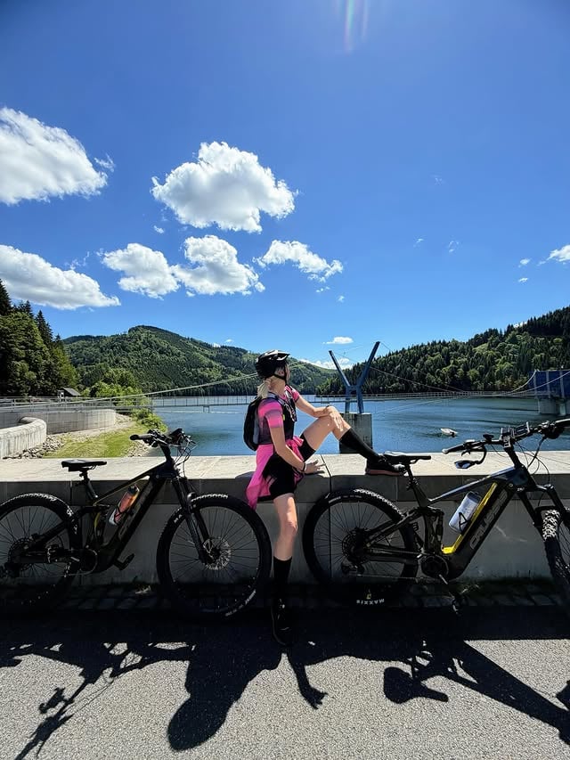 Dneska se opět nedalo sedět doma😉👆🚴‍♀️🚴🏿‍♂️🌞Jak jste si užili sobotu vy lidi?🙃#trip#sunnyday #🌞🥳 by @yvona_malerova_krainova