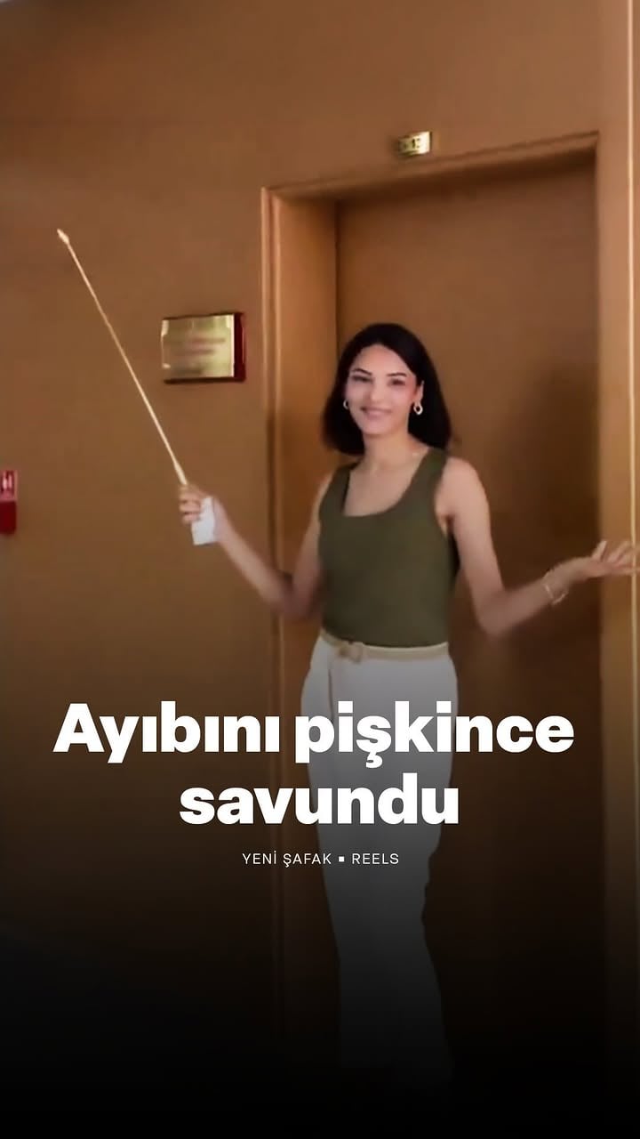 Vatandaşlarla alay eden Gebze Adliyesi’nde görevli personel, açıklama yaptı.

Çektiği yeni videoda, gelen tepkileri ‘abartılı’ bulduğunu söyleyerek “Bu arada kıyafetim nasıl?” sözleriyle alay etmeyi sürdürdü.

Gebze Cumhuriyet Başsavcılığı, personel hakkında disiplin soruşturması başlattı.