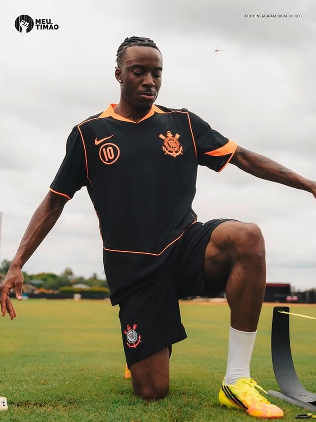 Noni Madueke, atacante do Arsenal e da seleção da Inglaterra, treinou hoje em sua preparação para a Copa do Mundo com o uniforme completo do Corinthians 🔥

📸 Instagram / @satsoccer