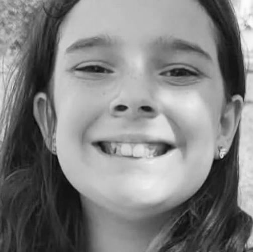 Ceci est un prénom. Lyhanna. Onze ans. Je n’écrirai rien sur les circonstances. Rien sur les détails que les médias déroulent mieux que moi. Mais comme beaucoup ici, depuis quelques jours, ce prénom m’obsède. C’est une enfant qui avait un prénom, des goûters préférés, des peurs du soir, des rêves qu’elle n’a pas eu le temps de réaliser. Une façon à elle de rire, de bouder, d’espérer. Une enfance qui, comme toutes les enfances, aurait dû être un sanctuaire et qui ne l’a pas été. Il y a une tentation, face à l’horreur, de tout transformer en une émotion collective qui submerge, puis qui finit par refluer. On s’indigne, on partage, on pleure, et la vague passe, remplacée par la suivante. Mais l’indignation qui ne se transforme pas en vigilance est une indignation stérile. Elle nous soulage plus qu’elle ne protège. Et il y a quelque chose d’indécent à consommer la douleur d’une famille, à s’émouvoir le temps d’un scroll avant de passer à autre chose. Parce que la vraie question, celle qui devrait nous tenir éveillés, n’est pas seulement celle d’un drame qui donne la nausée. C’est celle de ce que nous faisons, collectivement, pour que les enfants soient protégés. De nos failles, de nos angles morts, de tout ce qui passe entre les mailles. Des signaux qu’on ne voit pas, qu’on ne veut pas voir ou qu’on voit trop tard. Une société se juge à ce qu’elle fait de ses plus vulnérables. Et il n’y a pas plus vulnérable qu’un enfant à qui un adulte fait du mal. Le droit des enfants à la sécurité, à l’intégrité, à une enfance préservée n’est pas un sujet parmi d’autres : c’est la condition de tout le reste. Ce n’est pas de la sensiblerie ; c’est le socle même de ce que nous prétendons être comme société. Et ce socle ne se défend pas seulement dans les grands discours après les drames. Il se défend dans le quotidien, dans la vigilance ordinaire, dans le refus de détourner le regard. Il se défend surtout dans nos juridictions. Ne laissons pas ce prénom se diluer dans la longue liste de ceux qu’on a oubliés. Et portons, chacun à notre place, l’exigence que ce mot ne devienne jamais un simple fait divers de plus. Je nous souhaite une indignation qui ne se taira pas. #Bonjour