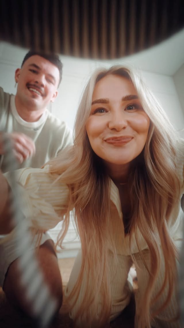 *werbung POV: Ihr habt endlich euren Garten zurück 🥹Und plötzlich verbringen wir einfach wieder jede freie Minute draußen. Wir genießen es so sehr, wieder zurück im Haus zu sein! 🙏🏼Und was gibt es besseres, als den Kleinen dabei zuzusehen, wie sie ihre Welt entdecken? 🥹Während Maui draußen auf Entdeckungstour geht, achten wir natürlich auf bequeme Begleiter für seine kleinen Abenteuer im Garten. Die Barfußschuhe Boris von @elefanten_schuhe sind einfach super flexibel, leicht und geben den kleinen Füßen genug Platz, damit sie klettern, springen und rennen können.Was darf bei euren Abenteuern draußen mit den Kids niemals fehlen?🤍__________________________@deichmann _schuhe @‌elefanten_schuhe #elefanten #Lauflerner #ersteSchritte by @timjohnsonx