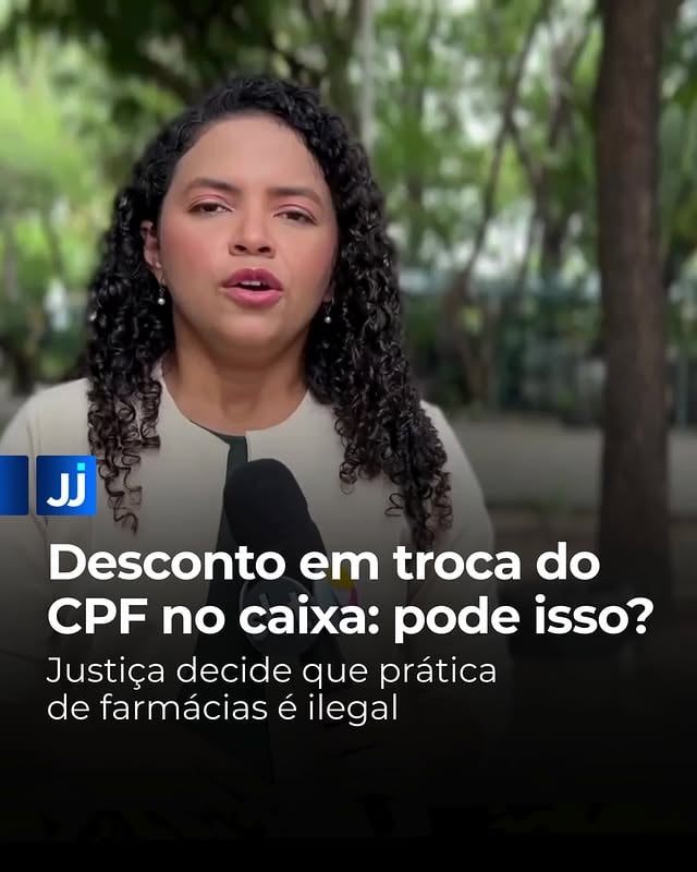 ENTENDA A DECISÃO

Uma decisão da Justiça do Maranhão pode mudar a forma como farmácias em todo o país lidam com os dados dos consumidores. 

A rede Raia Drogasil foi condenada a pagar R$ 10 milhões por danos morais coletivos e proibida de condicionar descontos ao fornecimento do CPF ou de outros dados pessoais dos clientes.

Na sentença, o juiz entendeu que vincular preços mais baixos à entrega de informações pessoais configura prática abusiva e compromete a liberdade de escolha do consumidor. 

O texto também aponta que o consentimento obtido sob pressão econômica não pode ser considerado livre e informado, especialmente em situações que envolvem a compra de medicamentos.

Mas será que toda solicitação de CPF é irregular? E quais situações realmente exigem a apresentação do documento? 

▶️ Assista à matéria completa e confira os detalhes.

#JornalJangadeiro #CPF #Descontos #JJBrasil