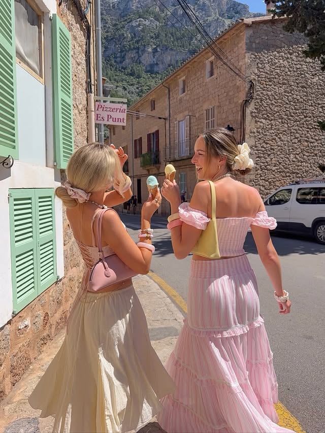 gelato walks in the summerrr > 🍧🌸

#girlstrip #summeroutfits