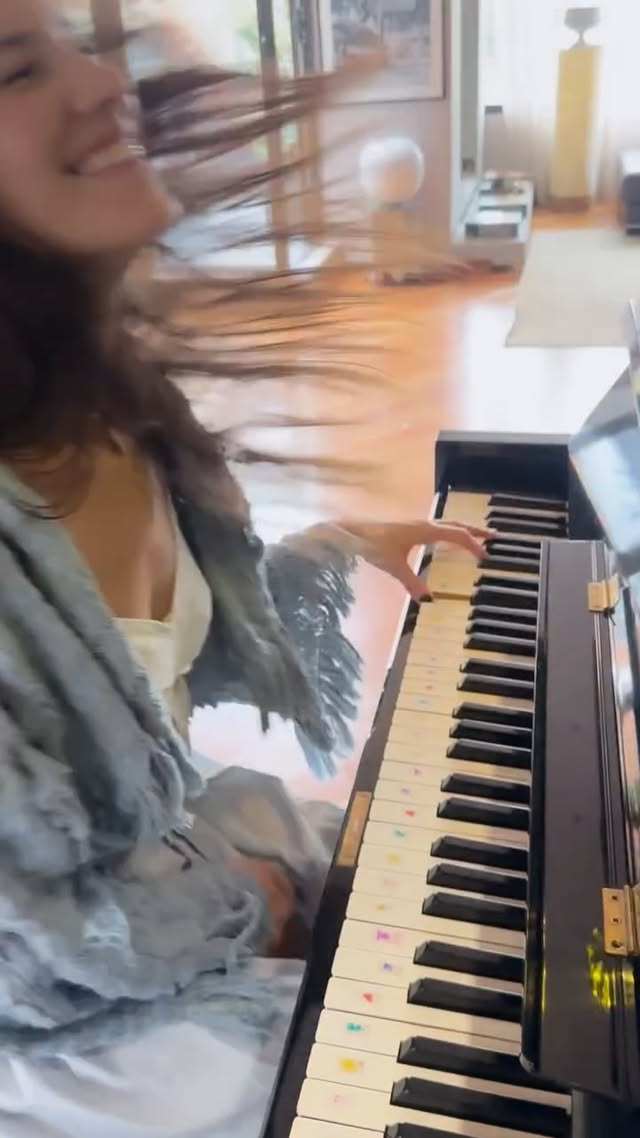 Chao algoritmo! 
El que dice que un video de 3 minutos no lo verá nadie, pues ya no tenemos la atención suficiente. 

Y a mí que me gusta tocar cosas largas, oops 🤭🖤