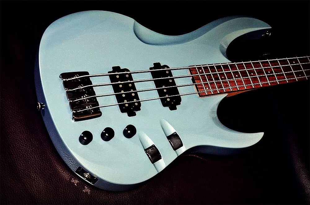 Maverick B1English company, producing in Korea... no longer being made...Pretty interesting, I’d say...Those on the lower body are volume and tone knobs, by the way... by @b.a.s.s.p.o.r.n