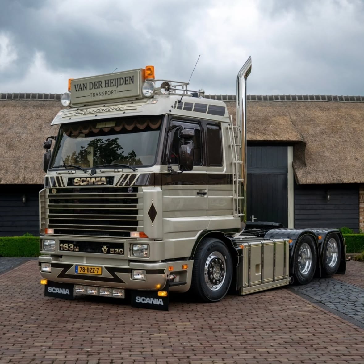 Waar te beginnen.. eigenlijk echt geen idee.. Gisterenavond tijdens het onthullings feestje even gauw wat foto's online gezet met de tekst erbij "morgen meer foto's en wat tekst".. Ik heb gezien dat we er wel voor gezorgd hebben dat vandaag internet over de kop ging van deze auto.😂👌 Express gisterenavond en vandaag even de telefoon links laten liggen om nog na te genieten van de auto, het feestje van gisteren en de leuke momenten en mensen om me heen, dus als ik nog niet gereageerd heb, excuus🫣
Het begon met een idee zoals de post in December al zei, een Scania euro 6 met een 3 serie uiterlijk. Toen we een schade next gen binnen hadden zonder cabine, hebben we er snel een 3 serie cabine boven gehangen, na 10 minuten kijken en meten zei ik "ja, dit gaan we maken". De week erop gelijk prijs opgevraagd voor een Scania R530, die vond ik te duur, en omdat ik zeker wist dat het wat ging worden, kon de prijs nog iets omlaag als ik er 2 bestelde, dus ik had er maar gelijk 2 besteld, dus inderdaad, we zijn al met een 2e bezig, en de 3e is ook al besteld😎💯
Ik wil mijn team maximaal bedanken, zonder hun was dit zeker niet gelukt, we klappen er ook stiekem veel de deur uit de laatste jaren👌🚀 en dit project kwam even tussendoor en hebben we veel in de late avonden en in het weekend gedaan. Ook wil ik @special.interior bedanken voor een perfect interieur, @willeke_artbyheart voor mijn schotel cilinder, @jeffreytuhumury voor de PPF, @svb_detailing voor het polijsten, en Bob Cranen voor het spuitwerk! Alles is echt precies zoals ik mezelf voorgesteld had. De meeste dromen kan je waarmaken, dat zie je aan deze auto. Komende tijd zal ik nog een paar posts maken met foto's en filmpjes van deze auto! Bedankt voor de leuke reacties en we blijven met zijn allen lekker bouwen!!🏆🚀💯

Tot volgende week op @truckshowciney