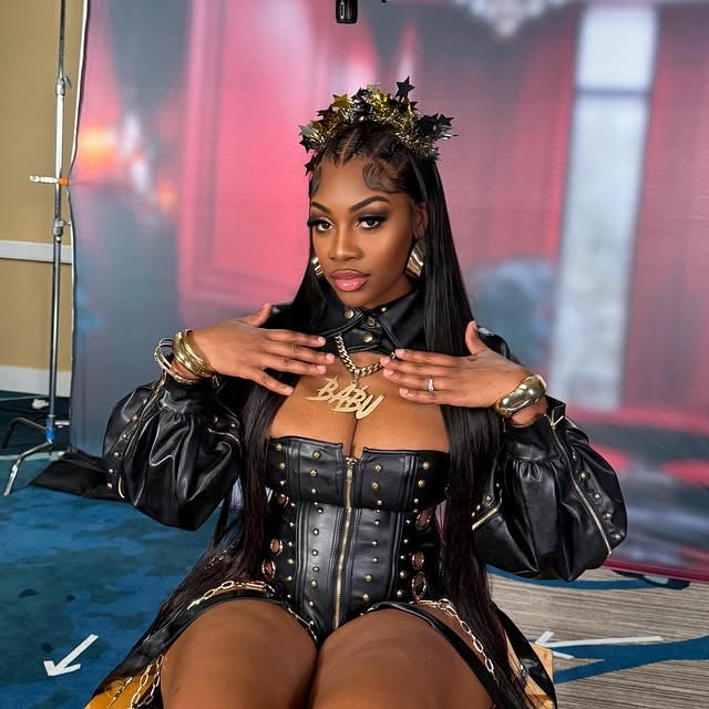 She got the hottest chick in the game wearing her chain BABU 😝😏❤️ @__ivoribabu 
.
Wig ; @themanesupplyorlando 
Styled : @shesmilan