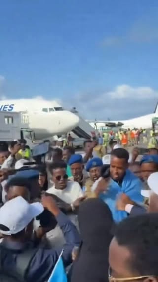 🇸🇴❤️‍🩹 Somali referee Omar Artan has arrived back home after not being allowed to enter the USA 🚫🇺🇸

He received a hero’s welcome upon his return to Somalia, with love and support from the Somali people ❤️

🎥 Nasra Bashir Ali