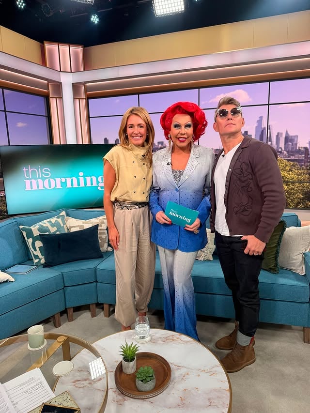 Well that was fun🤩 gossiping everything showbiz with my pals Cat and Ben (seen here modelling my sunglasses…he’s such a diva)! Thank you This Morning as always for having me on the couch ❤️ dressed in my power ombré suit from @houseofholland customised blinged and stoned shoes of course by @crystalledbyjane 💄 @hollylouisehmua 💇‍♀️ @madam_wigs #showbiz #gossip # lavoix #celebrity #presenter by @catdeeley
