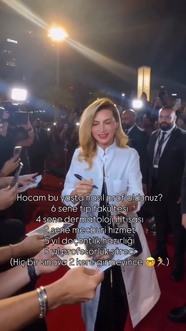 22 yıl emek verilmiş bir kıyafet kırmızı halının en şıkıdır…
Işıltılı görünen hayatımızın bi öncesine bakıldığında arşivimiz hep emek çok emek.
Görüntüler 2019 yılı doçentlik sözlü sınavımdan;
Prof.Dr.Can Baykal,
Prof.Dr.Ayşen Karaduman,
Prof.Dr.Mehmet Salih Gürel,
Prof.Dr.Başak Yalçın,
Prof.Dr.İbrahim Kökçam, hocalarımın elinden giydiğim doçentlik cübbem🥹