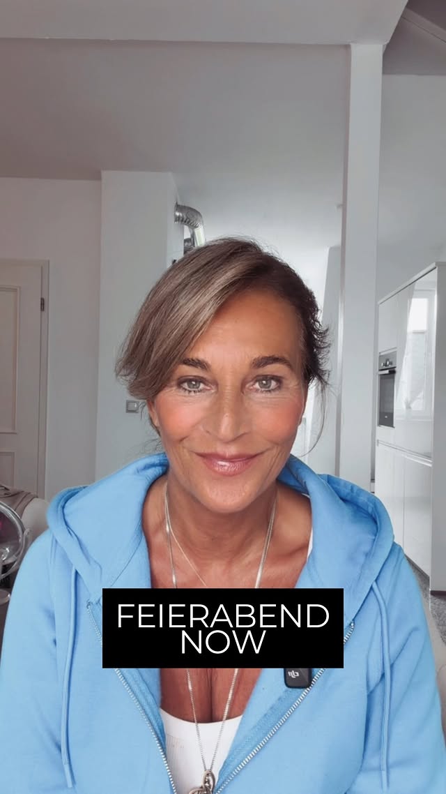 Feierabend mit mir. Nur du, nur ich und ein kleiner Moment, um kurz durchzuatmen.So oft sind wir schon beim nächsten Termin, beim nächsten Gedanken oder bei dem, was morgen ansteht. Dabei vergessen wir, den Moment wahrzunehmen, der gerade da ist.

Mehr Leichtigkeit beginnt nicht irgendwann. Sie beginnt genau hier. In den kleinen Pausen. 

In einem bewussten Augenblick. Im Jetzt.
Schreib NOW in die Kommentare, wenn du dir heute einen Moment nur für dich schenken möchtest!

#allisnow #feierabend #mindset #achtsamkeit
#femaleempowerment