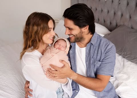 1 mes de nuestra Alana 💖 que rápido pasa el tiempo 🥹 siento que fue ayer que llegó a completar nuestra familia 🫶🏻 mi hija preciosa la amamos tanto, realmente el corazón se expande cuando nace otro hijo 🥰

Gracias @babydreamsfotografias por estas fotitos tan cute!! Pensé que sería imposible que se quedara tranquila para poder sacarlas pero la Andrea es toda una encantadora de bebés! fue un amor con Alana, le tuvo mucha paciencia y es toda una experta en lo que hace 🫶🏻