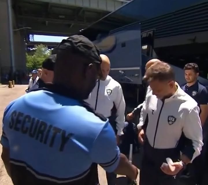 Unreal scenes before the Uzbekistan v Netherlands game 🇺🇿

The players of the Uzbekistan national team were subjected to strict security checks upon arriving for the friendly match against the Netherlands, in New York. 🐶

The police conducted inspections with sniffer dogs and metal detectors while the delegation disembarked from the team bus.

The images drew attention on social media due to the intensity of the security protocol.