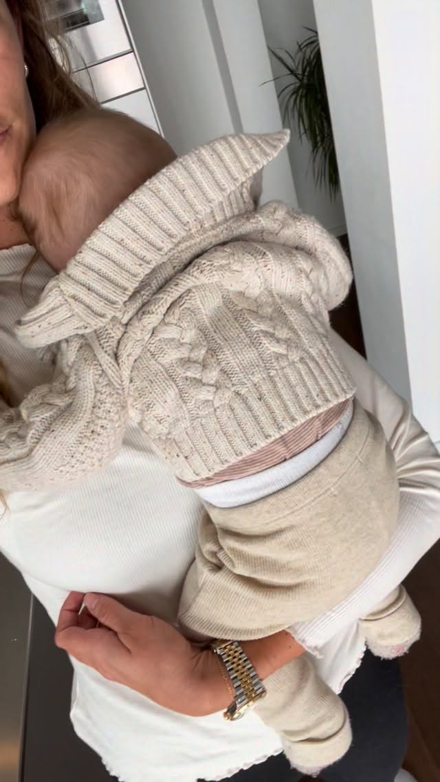 Hat jemand Tipps wie man Kinder behutsam und ohne Stress dazu bringt alleine einzuschlafen? Ich hätte gerne ein neues sicheres Ritual, dass mir den Stress nimmt allen 3 Kindern dann gerecht zu werden🤍ich Versuch gerade langsam den Körperkontakt abzubauen zum einschlafen… bin nach einer Woche am Fuß angekommen nur das einschlafen dauert gefühlt dadurch schon eine halbe Ewigkeit 🤯