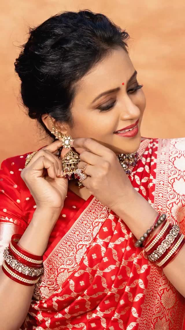 Poise, Power, and Pure Grace ❤️.Look Design & Styled by @rishi_chowdary Saree @rajyalakshmibanarasJewellery @manjulajewellersBlouse @littlesunshine_thelabel Makeup @madhu_derangula Hair @koduruamarnathPhotography @saicharanthejareddyphotography.#sumakanakala #suma #ootd #sareelove #photoshoot by @kanakalasuma