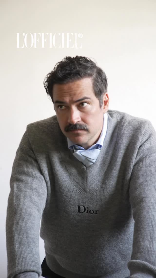 #LlegóLOfficiel cc @ponchohd.Hay historias que llegan en el momento justo y otras que, con los años, vuelven para cobrar un nuevo sentido. A Alfonso Herrera le ocurrió con La casa de los espíritus, la novela de Isabel Allende que leyó siendo estudiante y que hoy lo encuentra interpretando a uno de sus personajes más complejos, Esteban Trueba, en la serie de Prime Video.“Mi manera de trabajar es bastante constante. Tomo los guiones y los desgloso. Es como ir a una mina, como hacía Esteban, e ir sacando herramientas, información. Siempre digo que todo está en el guión, pero también depende de cada uno hacer ese trabajo. Vas encontrando pistas, pequeños detalles que a veces se convierten en respuestas enormes. Aquí también tenía la novela como apoyo. A veces hay huecos, lagunas, y volver al libro me ayudaba a construir esos puentes. De Esteban entendí que era alguien tremendamente visceral, que se dejaba guiar por las entrañas más que por la cabeza”, sostiene. En cuanto al vínculo de sus hijos con su trabajo, explica: “Les encanta, sobre todo cuando hago doblaje. Les emociona escuchar mi voz, hacer esa conexión. Para mí esos trabajos son como pequeñas cápsulas de tiempo. Y cuando ellos crezcan van a poder verlos, y de alguna manera también recordarme ahí”. Uno de sus proyectos más recientes es darle voz a El Gato en la nueva película animada El gato con sombrero, que llegará a los cines a finales de año. Entrevista: @polmedok. Fotografías: @fffffiona___. Estilismo: @sergio.valenzuelach. Maquillaje y peinado: @davosthebane. Asistente de maquillaje y peinado: @annamortera_makeup. Asistente de estilismo: @sam_terrones. L’Officiel Argentina presente en todas las plataformas. Tu revista favorita en una experiencia integral. Ya disponible en kioscos y en su versión digital a través de la plataforma Zinio. by @lofficielarg