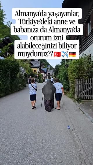 Almanya’da Mavi Kart’la veya nitelikli çalışan olarak yaşıyorsanız, artık Türkiye’deki anne ve babanıza da Almanya’da oturum izni alabilirsiniz! 🙌
​Üstelik sadece kendi anne-babanız değil, eşinizin anne-babası da kapsama dahil. Artık o büyük aile hasreti tamamen bitebilir!
​Peki bu hakkı kimler, nasıl alabilir? İşte en basit haliyle şartlar:
​📅 İlk Kural: Oturum izninizi veya Mavi Kartınızı ilk kez 1 Mart 2024 veya sonrasında almış olmalısınız.
​💸 Geçim Şartı: Türkiye'den gelecek ebeveynlerinizin devlete yük olmayacağını, tüm masraflarını ve cep harçlıklarını karşılayabileceğinizi kanıtlamalısınız (Yani yüksek bir maaş şart).
​🏠 Ev Şartı: Herkesin sığabileceği büyüklükte bir eviniz olmalı.
​🏥 Sağlık Sigortası Kabusu: En zorlayıcı kısım burası. Yaşlı anne-babalar burada devlet sigortasına giremiyor. Özel sigorta primleri ise kişi başı aylık 900€ - 1000€ civarını bulabiliyor.
​Şartlar finansal olarak epey ağır ama en azından artık Türkiye'deki aileyi kalıcı olarak yanına getirmek yasal olarak mümkün! ❤️
​Sizce bu masraflara değer mi? Türkiye'deki ailenizi getirmeyi düşünür müsünüz? 👇
.
.
.
.

​#almanya #mavikart #almanyadayasam #almanyagöç