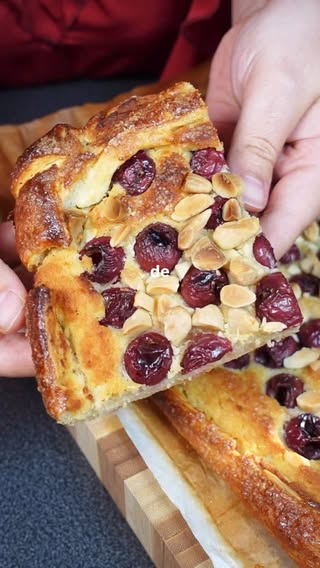 tarte amandine vegan 🍒

vraiment ma meilleure tarte sucrée de l’année !!

abonne-toi à @le.renard.et.les.raisins pour plus de recettes faciles expliquées ✨

Pour 1 tarte (6 personnes) :
1 pâte feuilletée rectangulaire (sans beurre ni lait, la plupart de celles vendues dans le commerce le sont)
100g de margarine sans lait
50g de sucre (40g dans la pâte et 10g sur les côtés)
120g de yaourt de soja nature
1 cas de compote de pomme
140g de poudre d’amande
50g de farine (mix sans gluten si souhaité)
Les zestes d’1 orange bio
300g de cerises dénoyautées
50g d’amandes grossièrement hachées
1/2 cac d’extrait d’amande amère
2 cas de kirsch ou de cointreau 
un peu de soja cuisine (crème liquide de soja)

La margarine doit être molle donc s’assurer de la sortir du réfrigérateur en amont.
Dans un saladier, mettre la margarine avec le sucre et la poudre d’amande puis mélanger à l’aide d’une spatule jusqu’à obtenir une pâte homogène.
Puis ajouter le yaourt, la compote, la farine, le zeste et l’alcool d’orange et l’extrait d’amande amère. Mélanger au fouet jusqu’à obtenir une pâte homogène à nouveau.
Préchauffer le four à 180°C et dérouler la pâte feuilletée sur une plaque allant au four. 
Étaler la crème d’amande sur toute la pâte feuilletée en laissant 4 cm vide au niveau des bords puis y verser les cerises et les amandes concassées.
Replier les bords et dorer avec laissant crème de soja. Parsemer du sucre restant et enfourner pour 25-30 min.

Cette tarte vegan et sans gluten (si vous choisissez une pâte à tarte sans gluten, elles existent même sans lait ni œuf dans le commerce) peut se faire avec n’importe quel fruit de saison ! 🌼

[ recette tarte amandine crème d’amande sans lactose sans lait sans œuf végétarien végétalien goûter fait maison ]