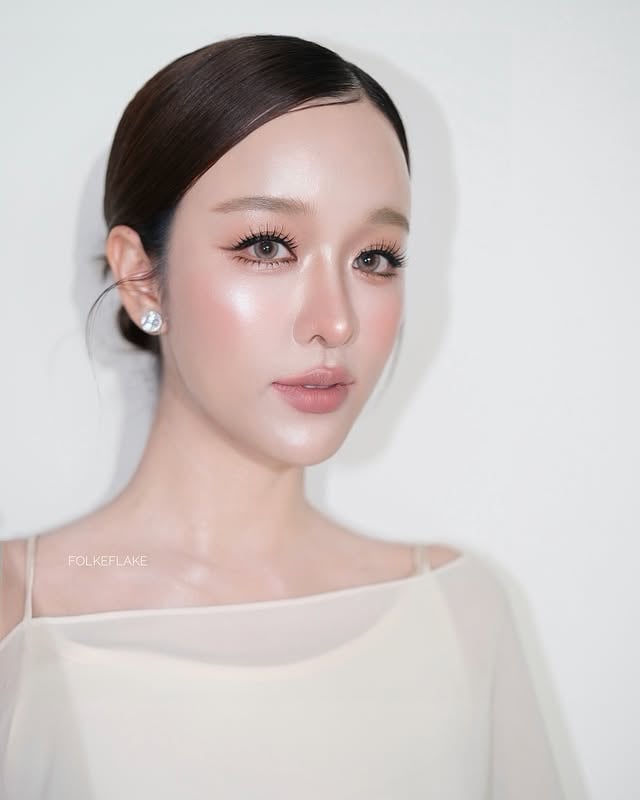 Nude look🎀🤍Make up @folkeflake Hair @folkeflake_hairstylist สอบถามจองคิว แอดLINE @folkeflake (มีแอด)โทร 0994215592ช่างแต่งหน้า แต่งหน้าเจ้าสาว folkeflakemakeup by @folkeflake
