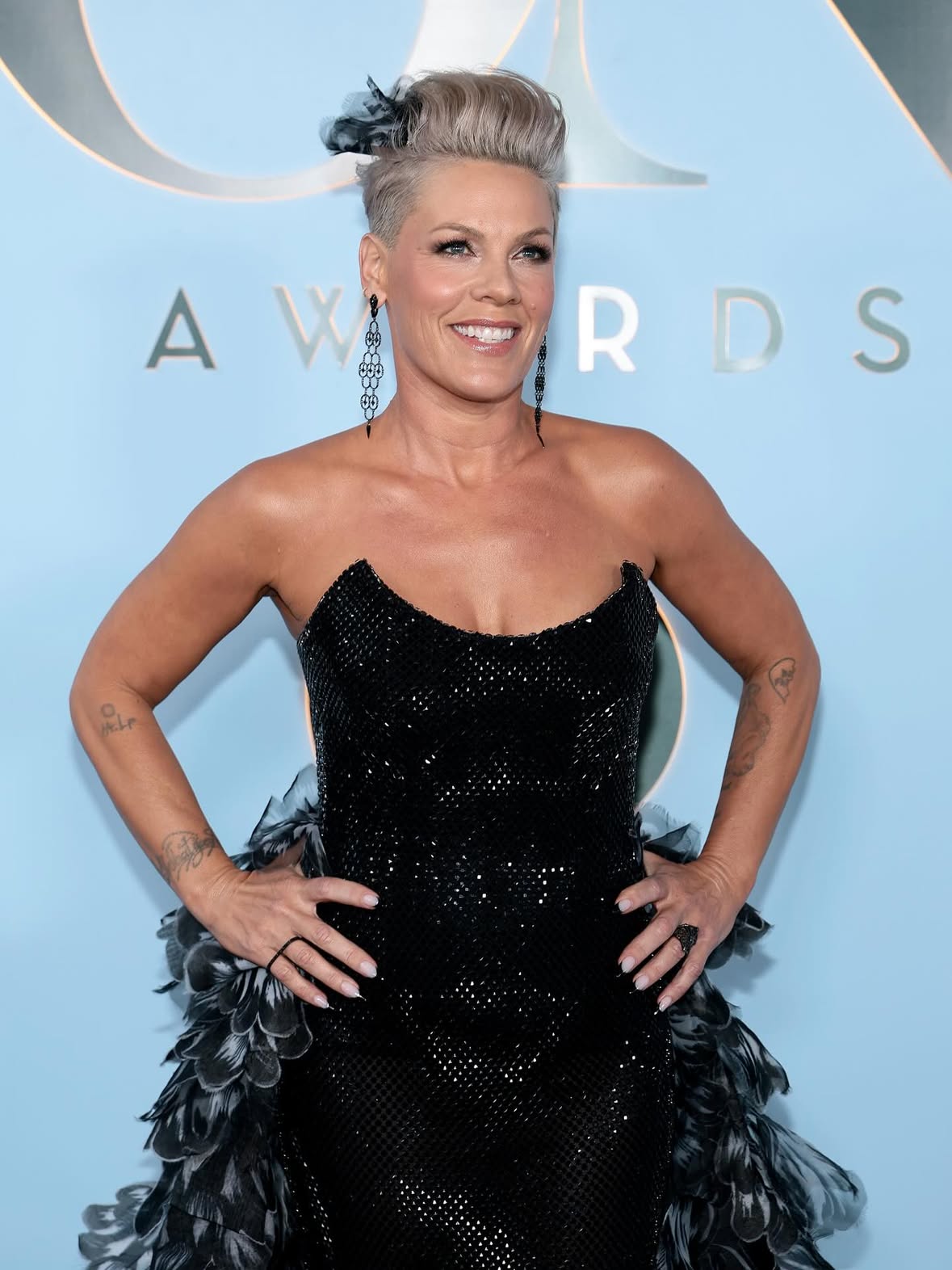 Raise your glass… P!NK just arrived at the #TonyAwards and she’s ready to host the evening 🎭✨