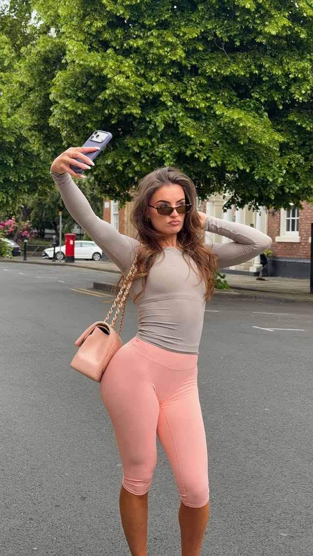 Let’s get ready together while we talk all things training💋Even though I can’t train right now, here’s more of an insight into how I do train when I can and the programmes that I use religiously🤭when I created my GAIN programmes for the @evolveyou app I truly just brought to life my natural training style to be able to bring you girls so you’re able to use the same programmes I do, as doing my workouts this way is how I’ve seen the most progress during my fitness journey! If you want to come & join me, final chance for the summer sale, 50% off an entire year, use code MIA 🤭💕 #gymgirl#girltalk#grwm by @evolveyou