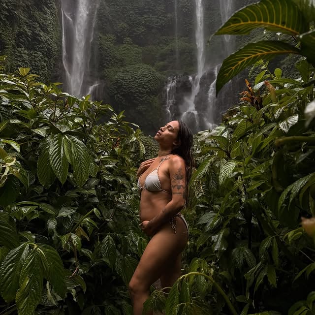 Au cœur de Bali, devant la puissance de la nature, je porte mon propre petit miracle 🤰💚 by @ceciliasiharaj