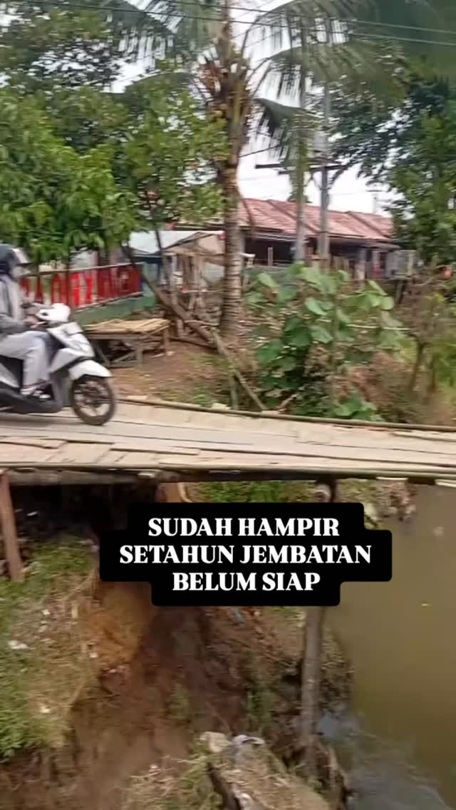 Sudah hampir satu tahun sejak mengalami kerusakan, jembatan di kawasan Sei Mencirim hingga kini belum selesai diperbaiki. Akibatnya, warga masih mengandalkan jembatan kayu darurat untuk beraktivitas dan melintas setiap hari.Belum diketahui secara pasti penyebab proyek perbaikan jembatan tersebut belum rampung. Warga berharap perbaikan dapat segera diselesaikan agar akses transportasi kembali aman dan nyaman digunakan. by @tkpmedan