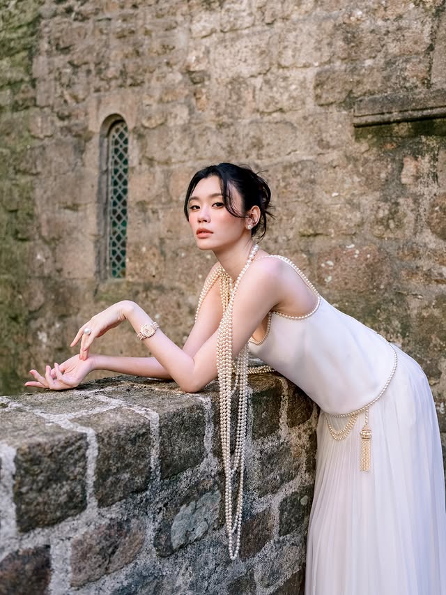 @mingxi11 was dripping in pearls for the welcome dinner look.. she chose a vintage haute couture pearl dress from Chanel’s 1989 archive. “Since 1989 is my birth year, I wanted to wear a piece with deep sentimental value,” the bride explains. “We also held the wedding dinner in Deauville, which happens to be the very birthplace of Chanel, making the moment even more meaningful.”She added her mother-in-law Angela Leong’s Australian white South Sea pearl necklace, along with round brilliant-cut Graff diamond earrings, and a Patek Philippe pearl watch. “I tried to create a look that felt both timeless and harmonious,” Ming explains. “Altogether, it incorporated all of the classic ‘something new, something old, something borrowed’ elements.” - @voguemagazine @vogueweddings Wedding Planning: @theweddingcohk Floral & Design: @tulipinadesign Video: @gione.silva Gown: @chanelofficial #josevillapresets @josevillapresets #sonyartisanofimagery @imagen.ai #imagen.ai #voguewedding #chanelwedding by @josevilla