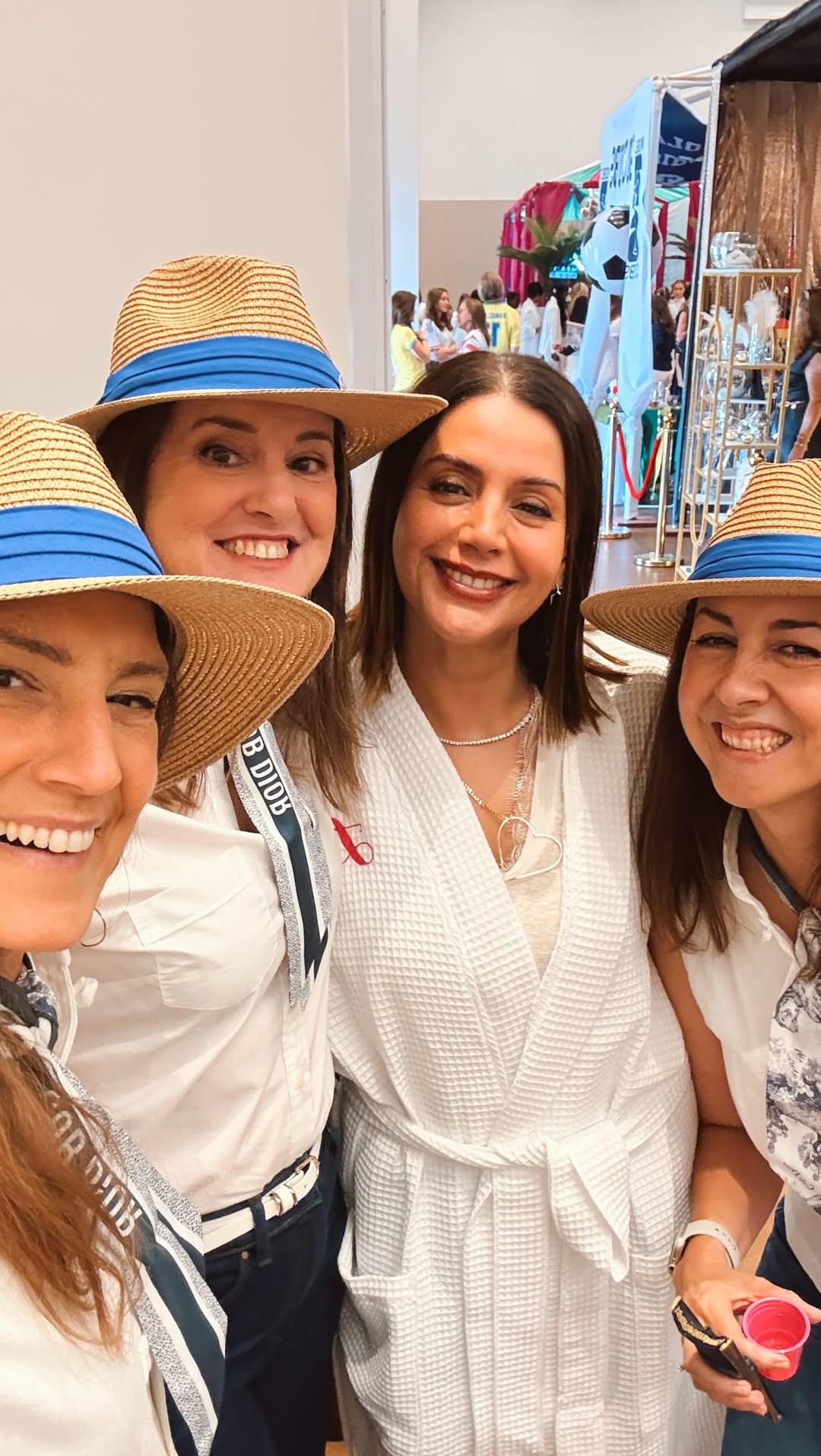Chicas! Os comparto esta tradición del cole de Leo @loyolahigh que organizan cada año las madres @loyolahighmoms 

Me encantaría leer vuestra opinión y que me contestarais a esta pregunta: ¿os imagináis en España un evento así? 😘😘
