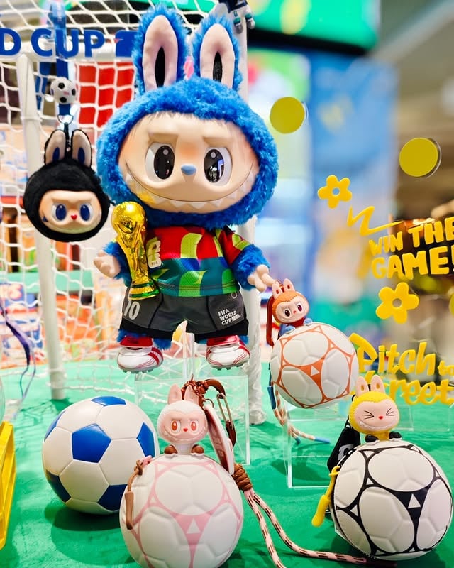 ⚽️🏆 เตรียมตัวให้พร้อมก่อนเสียงนกหวีดเริ่มเกม!LABUBU และแก๊ง The Monsters ลงสนามแล้วที่ POP MART Concept Space ในธีม The Monsters x FIFA ✨มาถ่ายรูป เชียร์ทีมโปรด เก็บโมเมนต์แห่งชัยชนะ และสัมผัสบรรยากาศ Match Day สุดคิวท์ไปด้วยกัน!📍 POP MART Concept Space ชั้น 1 โซน Beacon, CentralWorld (หน้าร้าน POP MART)📅 ตั้งแต่ 9 มิถุนายน 2569 เป็นต้นไปพร้อมช้อป The Monsters x FIFA Collection ได้ที่ POP MART ทุกสาขา#POPMARTTH #THEMONSTERSXFIFA #LABUBU #FIFA2026 #labubuworldcup by @popmartth