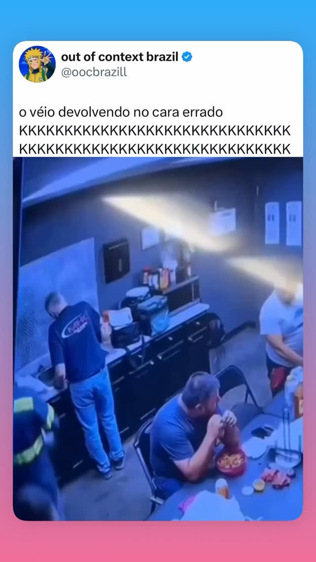 Ele enchendo o mão com vontade
