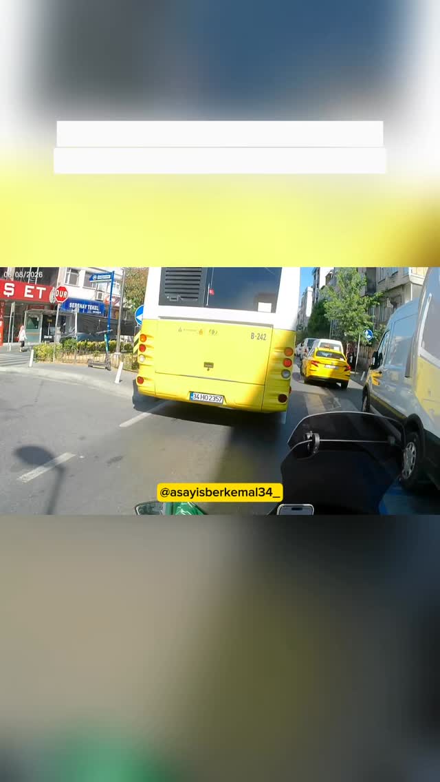 İstanbul’da acil hastaya gittiğini söyleyen diyaliz merkezi aracı, yol istediği motosiklet sürücüsü ile tartıştı.