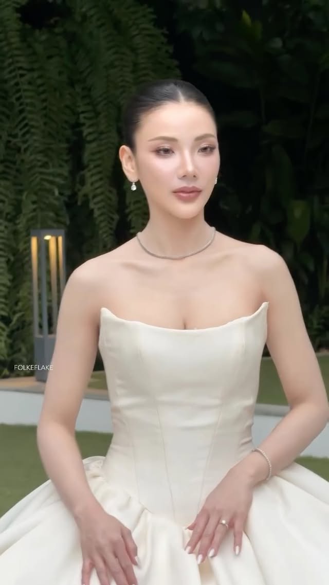 เจ้าสาวเย็นของ FOLKEFLAKE สวยแพงมากกกก 😍เป๊ะะทุกองศา สุดคลาสสิคMake up @folkeflake Hair @folkeflake_hairstylist สอบถามจองคิว แอดLINE @folkeflake (มีแอด)โทร 0994215592#ช่างแต่งหน้า #แต่งหน้าเจ้าสาว #folkeflakemakeup by @folkeflake