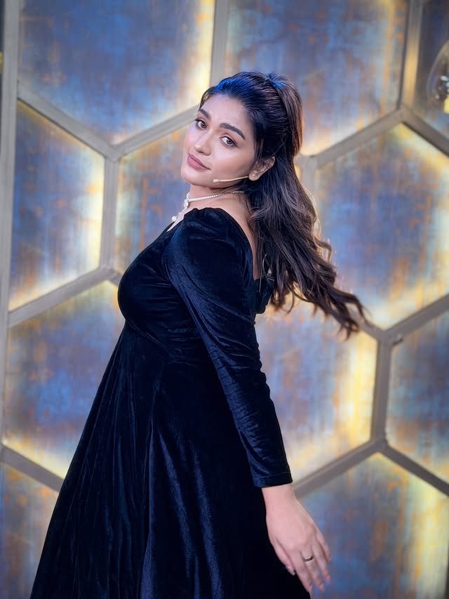 For #CWC7 🤍

Makeup : @kalaiartistry 
Hairdo : @mahi_hairstyliz 
styled by: @ishwaryaalaguvel 
wearing: @dharanicostumedesigner 
styling team: @dheepsina