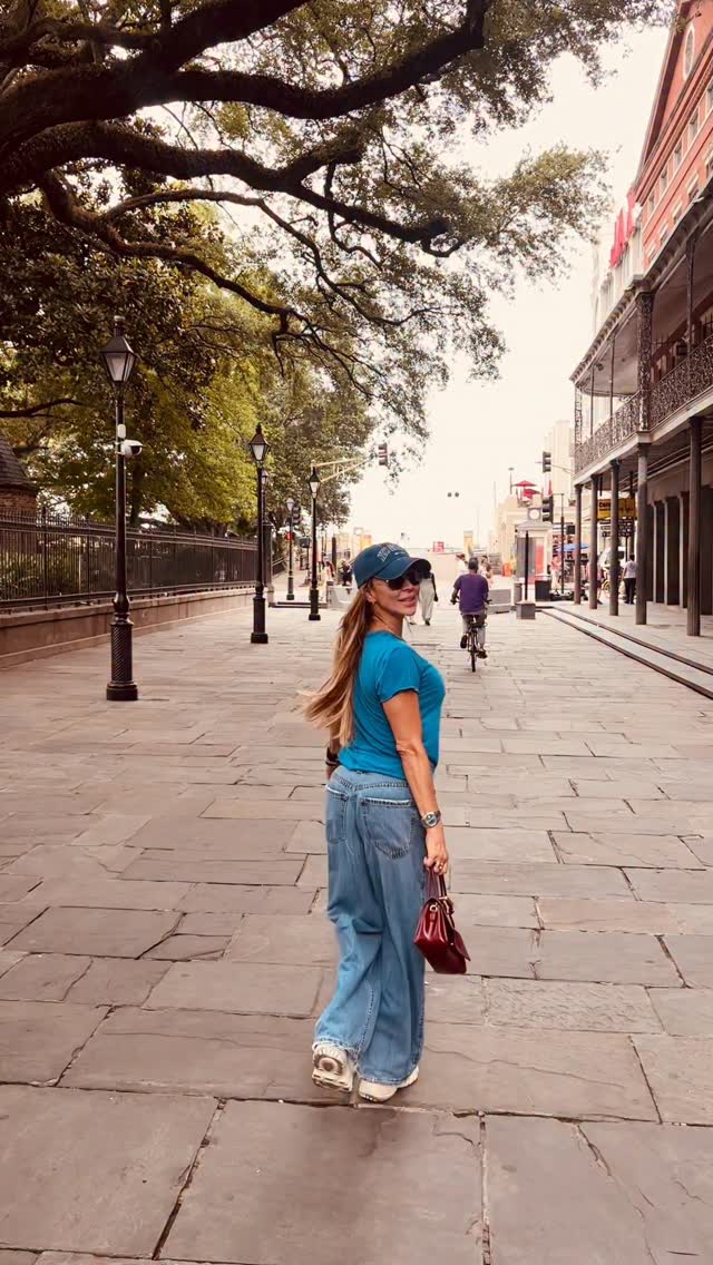 New Orleans me enseñó que cada calle lleva una historia, y entre esas notas de jazz, sin darme cuenta, mi corazón encontró algo que no sabía que buscaba. Fue una explosión de sabor, cultura y alma, y despertó algo en mí que seguirá resonando.Gracias @christianmiguelmoreno por enseñarme tanto #aylinmujica aylinmujica #mundoculinario #amorporelsabor #amorporlacocina #neworleans by @aylinmujic