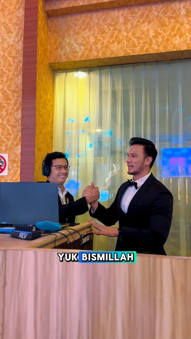 Di FAMOUZ kami tidak mentolerir jeda2 kosong, acara yg terhenti, dan pada saat2 hectic kami berusaha sekeras mungkin untuk menutupi situasi agar tidak menjadi tontonan bagi para tamu, dengan tetap membudayakan show atau instrument music yg berkelanjutan.Kalo MC jeda , band masuk, kalo band rehat MC masuk sampai ada waktu harus istirahat keduanya maka kami akan selip dengan video, mgkin tarian, atau talent lain, dan biasa terjadi di wedding nasional ketika brake panjang maka mau gak mau kita andalin backsound seperlunya✅✅🫡.Bukan malah demi konten, anak band atau music di stop, terjadi syuting konten demi engagement WO pribadi, di hajatan orang yg sudah full membayar jasanya🙏🙏 silahkan ambil konten tapi jgan korbankan tampilan estetik acara klien kalian guys🙏🙏.Ini malah pas berantakan, buat konten merintah2 nunjukin sikap nampak sigap, klien mual malah dibuat konten🫣 audio sengaja di matiin, dan ngebiarin tamu nonton syuting dan ngedengar perintah2 di intercom kalian😭😭 salah langkah sih ini (padahal ngakunya certified).Bagaimanapun acara harus tetap menjaga privasi klien yah, jgan karena kitdakpahaman klien kita malah memanfaatkan, kalo mau buat VIRAL coba dokumentasi yg di buat fotographer dan videographer yg kalian posting di ig dan coba itu aja yg dibuat VIRAL bisa gak? Itu video official resmi yg boleh sama2 dipakai😅 malah itu gak di post karena gak gampang viral yah??😅.Belajar lagi yok, seperti biasa yg mau ajak diskusi silahkan yah guys😅😅🫡.#weddingorganizer #mcjakarta #mcmedan #duniapernikahan #wedding by @tkpmedan