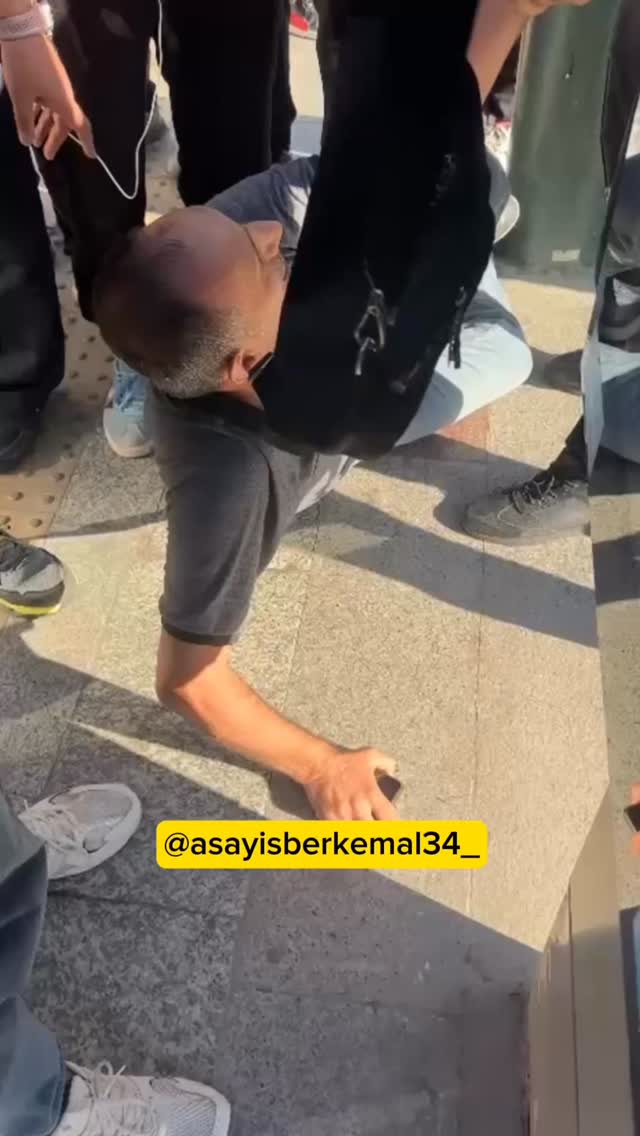 İstanbul Sultangazi’de toplu taşımada bir kızı t•c•z ettiği iddia edilen şahıs vatandaşlar tarafından araçtan indirilerek kolluk ekiplerine teslim edildi.
