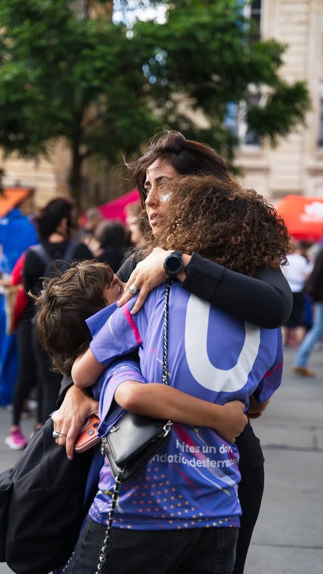 Pendant qu’ils restent impunis , nous on court. Jeudi dernier on était aux côtés de la @fondationdesfemmes pour la nuit des relais à Bordeaux. Une soirée aux couleurs des luttes que nous menons de front contre les violences faites aux femmes et aux enfants. Merci à la team @tajinebanane pour leur soutien et cette belle course, merci à @clemsarlat , @fondationdesfemmes 💕 ainsi qu’à toutes celles et ceux qu’on a croisé cette nuit la . #bordeaux #bordeauxcity #fondationdesfemmes by @alisoncavaille