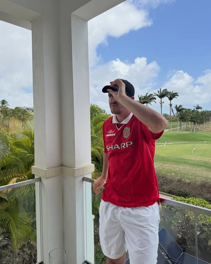 Harry repping the '99 Champions League final shirt ❤️‍🔥🌴