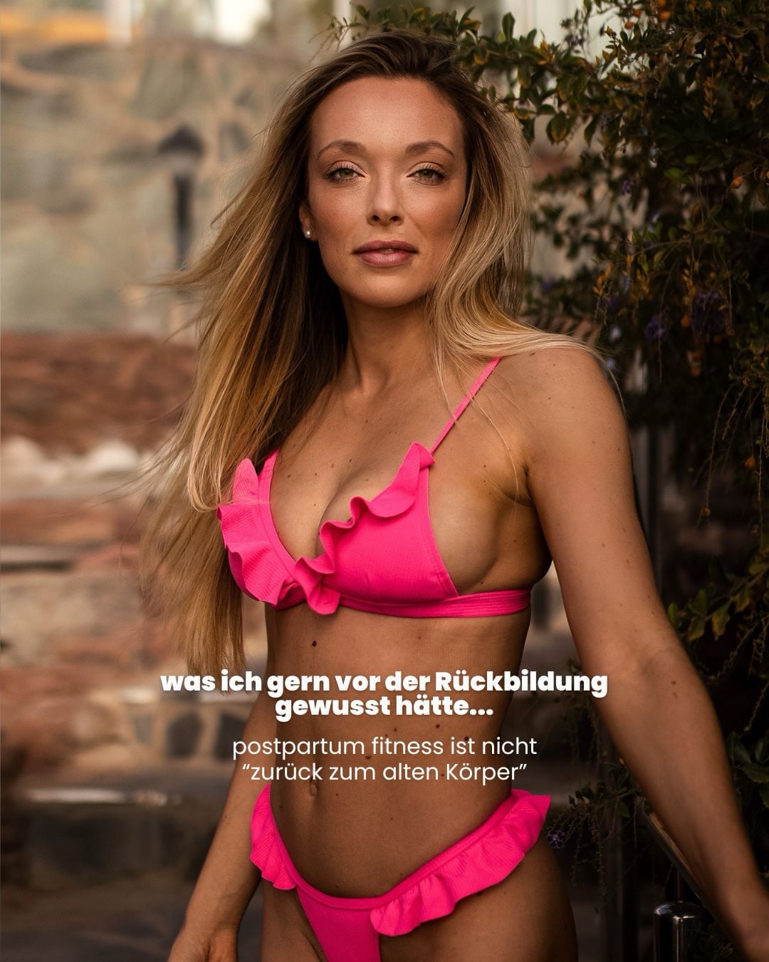 Mama werden hat meinen Körper verändert… aber vor allem auch mich selbst. 🤍

Rückbildung war für mich nie einfach nur „wieder fit werden“.
Eher ein langsames Zurückfinden zu mir selbst zwischen wenig Schlaf, Dauerchaos und diesem Gefühl, den eigenen Körper erstmal wieder kennenlernen zu müssen.

Und trotzdem bin ich meinem Körper heute viel dankbarer als früher.
Weil er nicht „zurück“ muss.
Sondern einfach heilen darf.

Irgendwie ist man nach Kindern gleichzeitig weicher und stärker geworden. ✨

#rückbildung #mamafitness #beckenboden #postpartumfitness