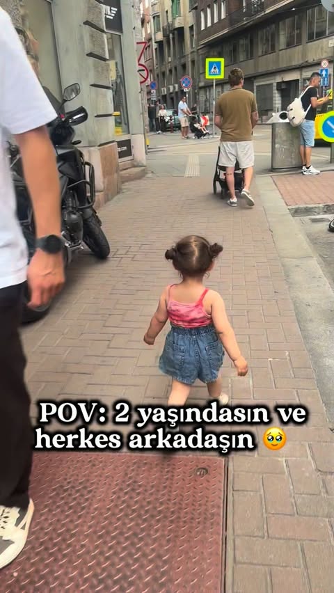 Kaç kişiye selam verdiğini sayabilen var mı? 🫣 Introvert bir ailenin extrovert çocuğu olmak bunu gerektiriyor galiba :)