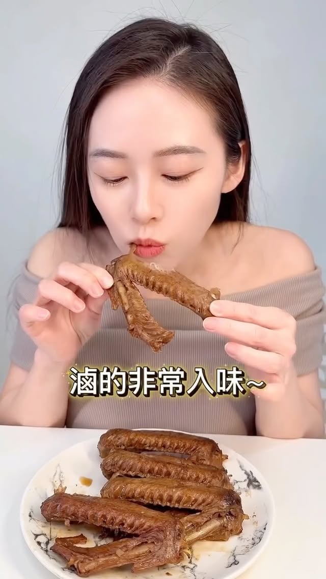 之前在北部吃過就一直很懷念這一味～🥹
現在終於不用特地北上也能吃到了！

台北在地60年老店「東引小吃店」
最厲害的就是他們家的多樣滷味，每次去必點，經典滷味真的是一吃就回不去✨

現在有推出「人氣滷味冷凍包」囉！
好開心在家就能輕鬆品嚐到這一味🤤

而且每包直接給足 300g，份量超有誠意😋
不管是下班加菜、半夜追劇、還是朋友小聚都超適合🍻

必吃人氣口味👇
招牌牛腱肉：滷香入味、肉質厚實軟嫩～好好吃🤤
涮嘴豬頭皮：滿滿膠質，會ㄉㄨㄞ的口感很涮嘴耶～
潮味鴨胗：軟嫩帶Q口感，滷的很香很入味，超適合當下酒菜
祕滷牛肚：Q嫩口感搭配微辣滷香，越嚼越香✨
經典鴨翅：香辣口味一啃就停不下來了～

@dongyin__restaurant 

🛒 https://lihi2.me/BHqPC

#東引小吃店 #潮爺爺嚴選 #滷味 #台北美食 #宵夜